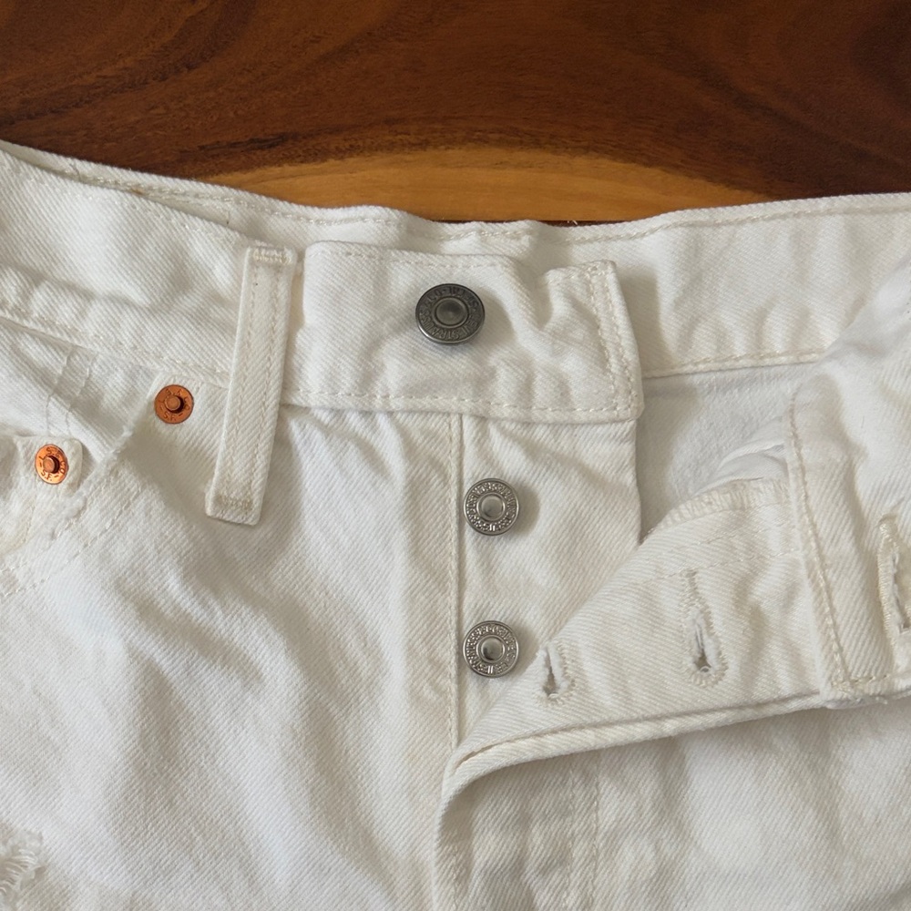 Levi’s Women’s White Distressed Denim Shorts size 24 - Picture 2 of 7